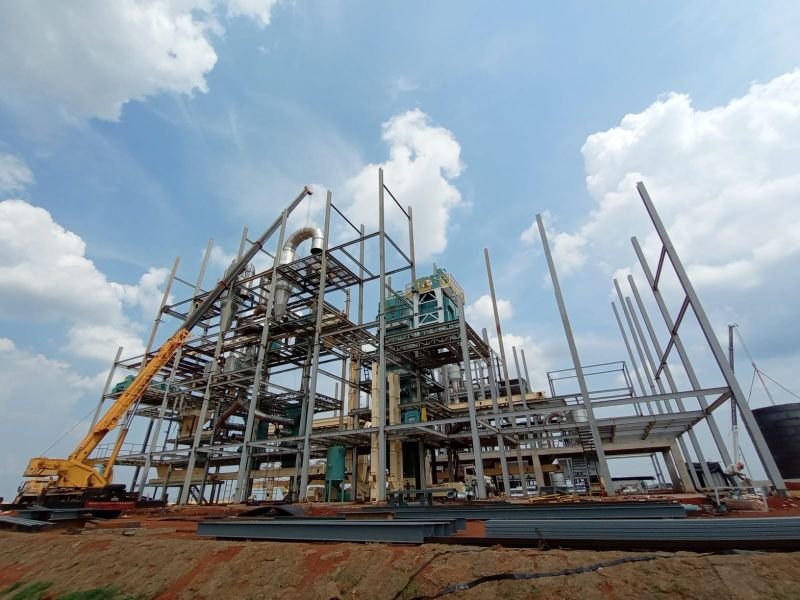 Estruturas metálicas e instalações de processo durante montagem industrial