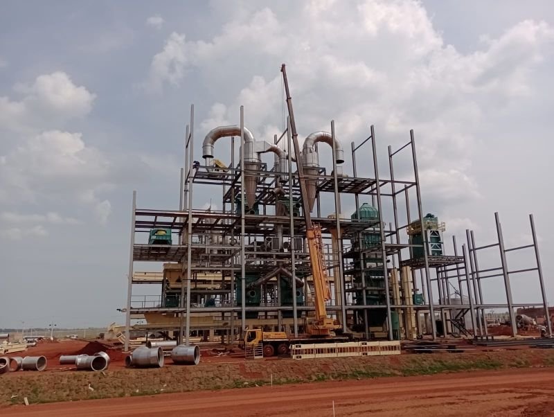 Fotografia real de equipamentos e estrutura metálica em montagem no projeto agroindustrial assessorado