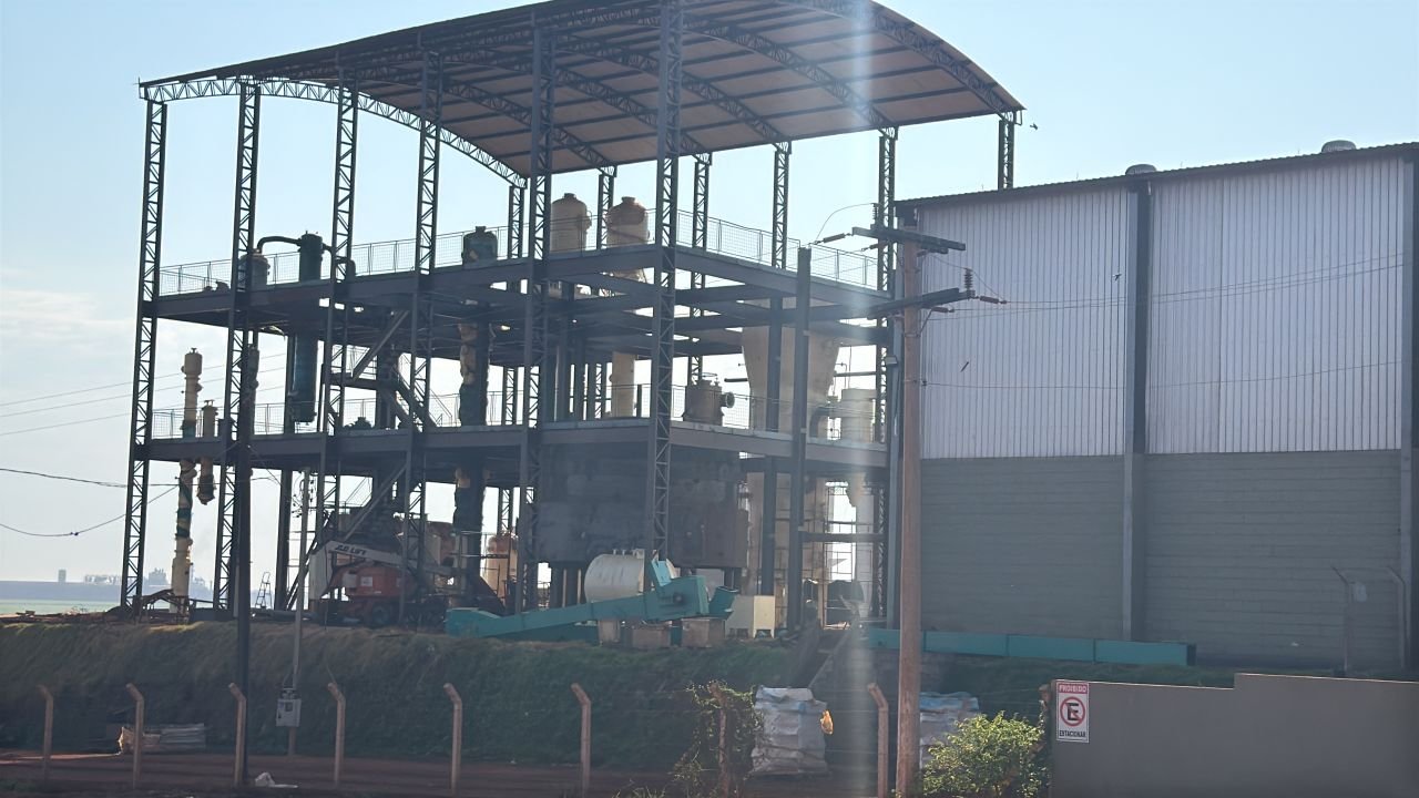 Vista real da cobertura, estruturas e edifício do complexo agroindustrial em implantação